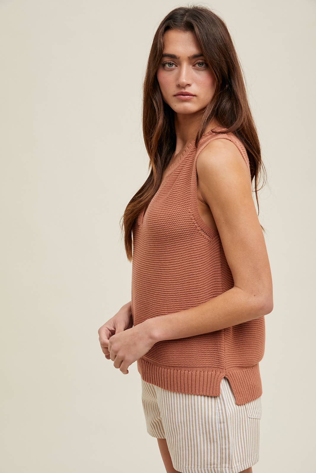 TEXTURED NOTCHED SWEATER TANK TOP - CLAY