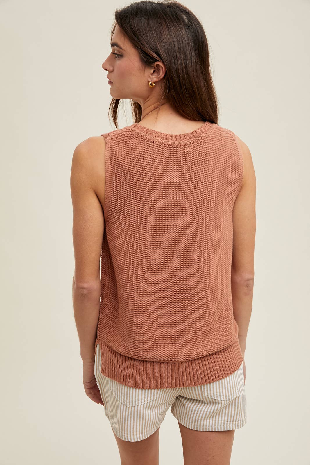 TEXTURED NOTCHED SWEATER TANK TOP - CLAY