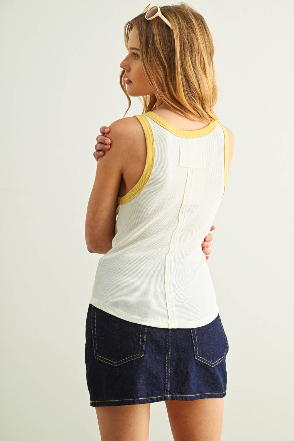 ET6396   COLOR CONTRASTED TANK TOP: TAN / S
