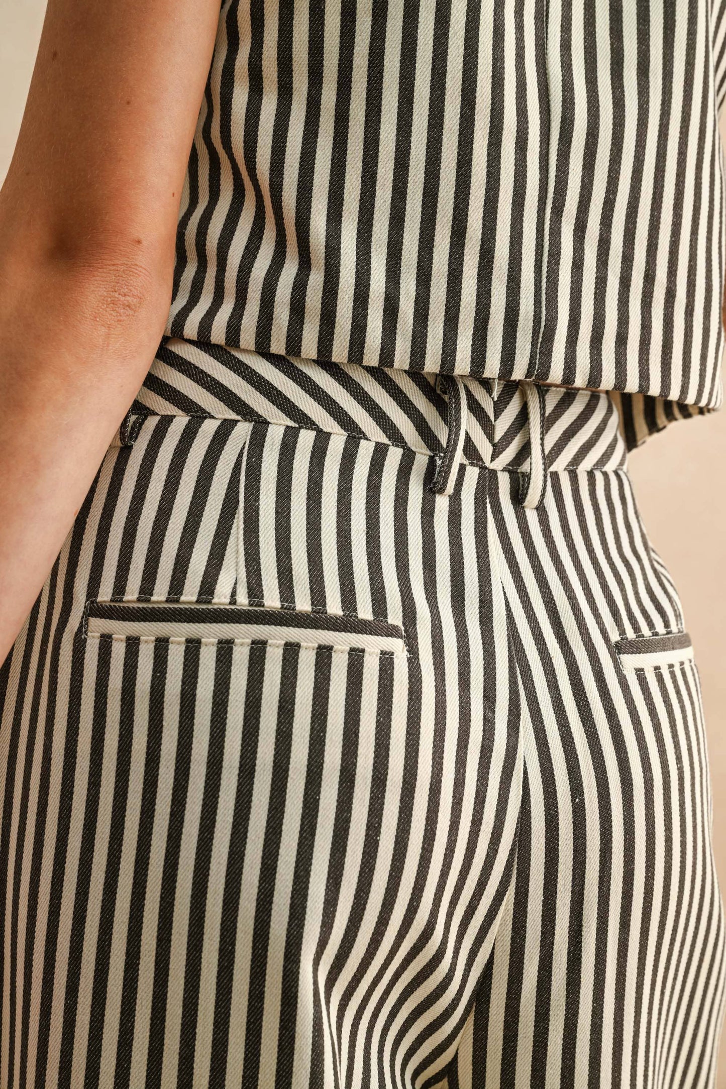 STRIPED PATTERN WIDE LEG PANTS