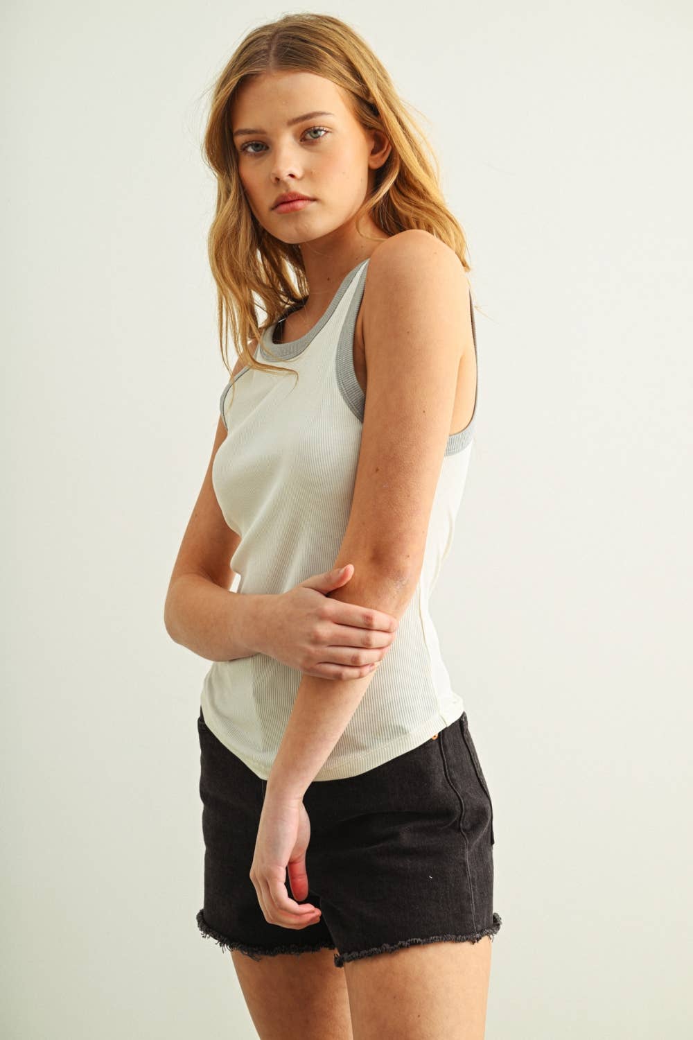 ET6396   COLOR CONTRASTED TANK TOP: TAN / S