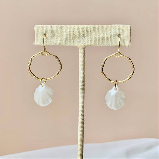 SEASHELL HOOP DANGLES│gold | coastal jewelry│beachy earrings