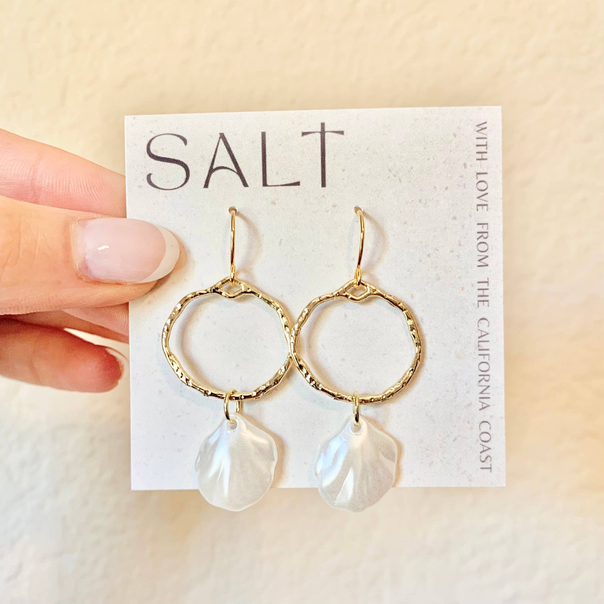 SEASHELL HOOP DANGLES│gold | coastal jewelry│beachy earrings